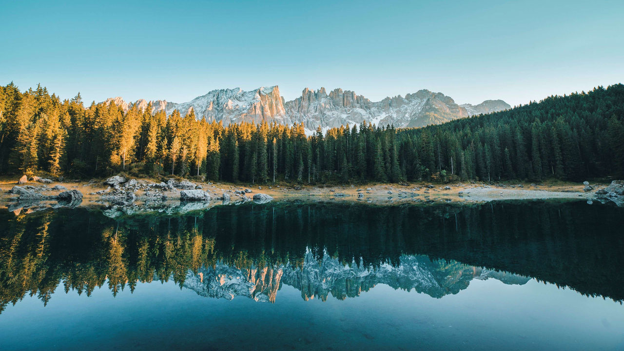 Die Gebirgsformation Latemar spiegelt sich im Karersee.