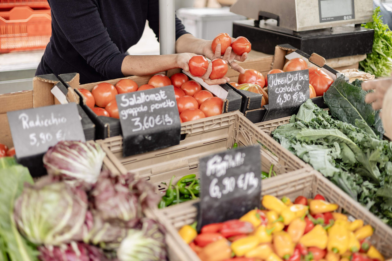 Gemüsestand auf einem Bauernmarkt