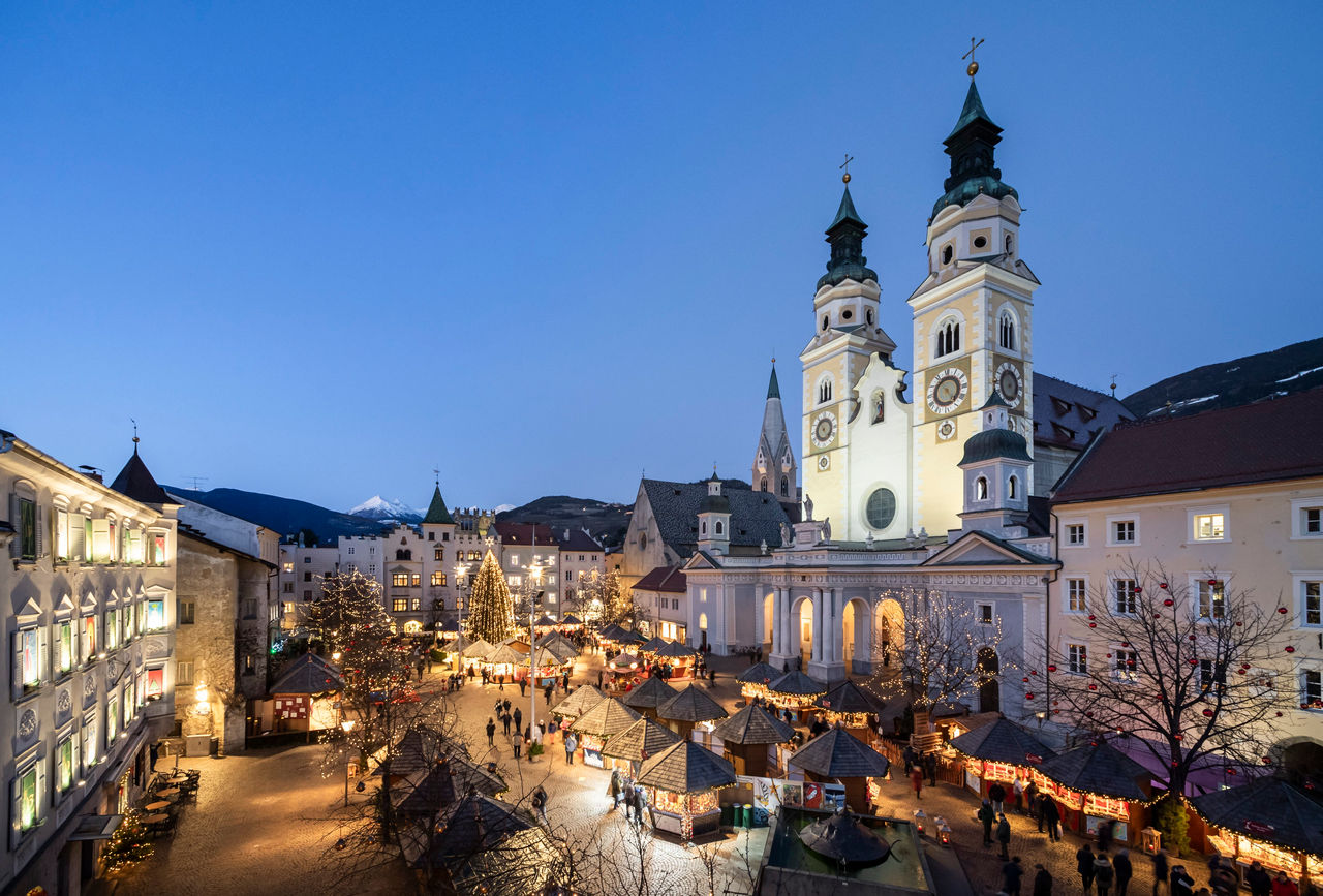 Der Christkindlmarkt in Brixen vor den beleuchteten Türmen des Doms.