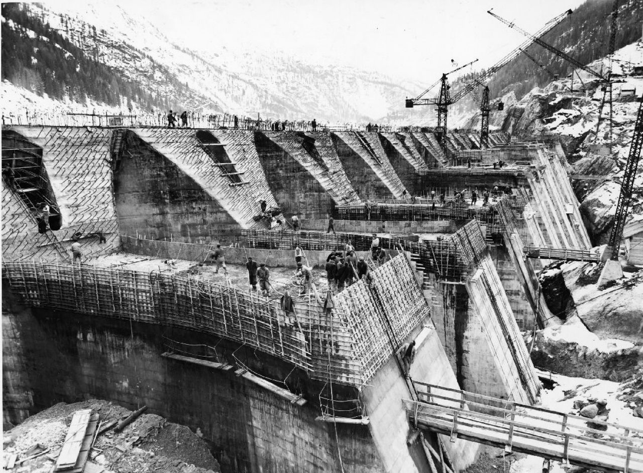 Die Baustelle des Zufrittsee-Staudamms in den 1950er Jahren.