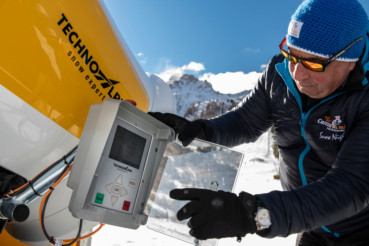 TechnoAlpin-Gründer Georg Eisath bedient in einem Skigebiet eine Schneekanone seiner Firma. 