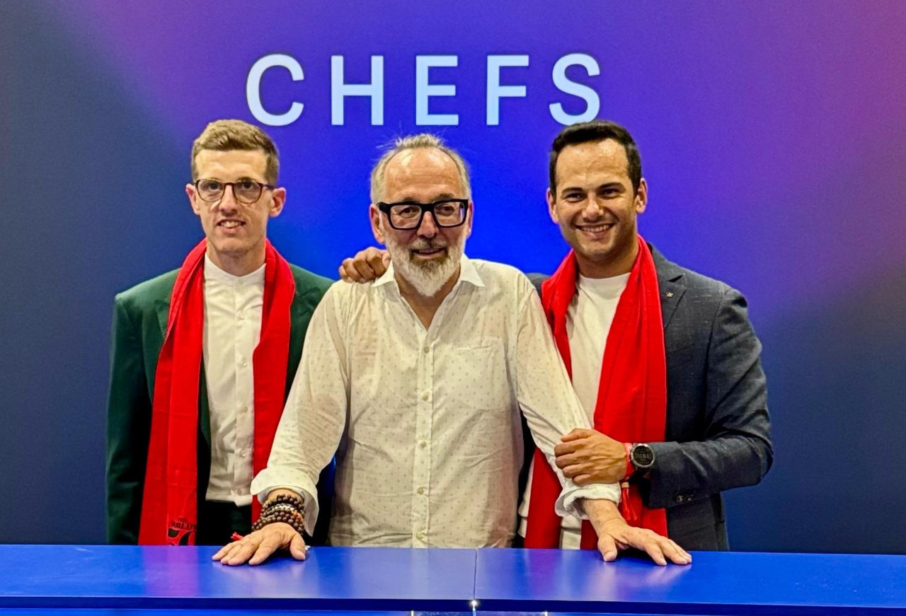 Der Drei-Sterne-Koch Norbert Niederkofler, Küchenchef Mauro Siega und Restaurantleiter und Weindirektor Lukas Gerges bei der „The World’s 50 Best“-Zeremonie in Turin