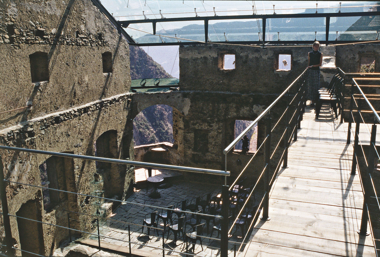 Blick in den Veranstaltungssaal des Messner Mountain Museums Juval im Vinschgau.