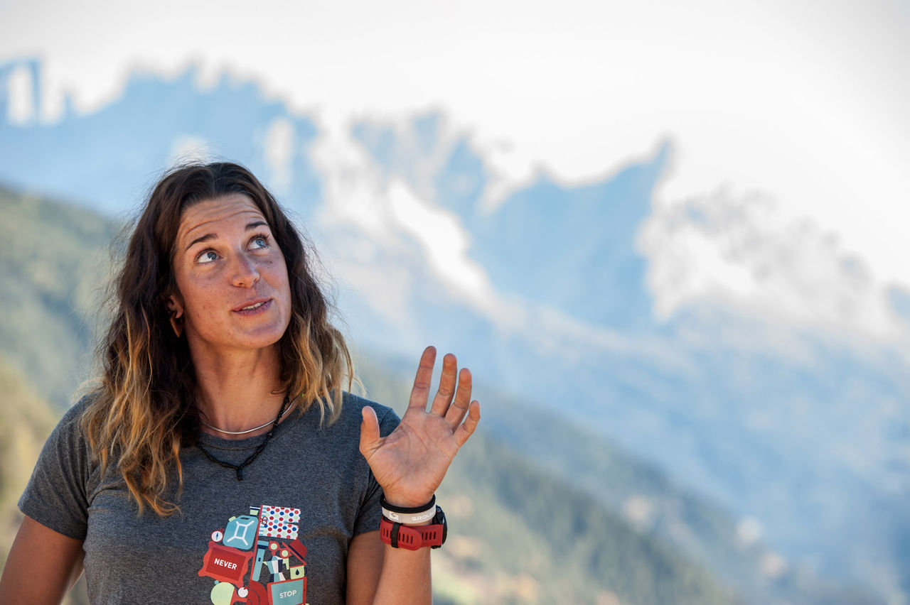 Extrembergsteigerin Tamara Lunger im Gespräch - im Hintergrund die Südtiroler Alpen. 