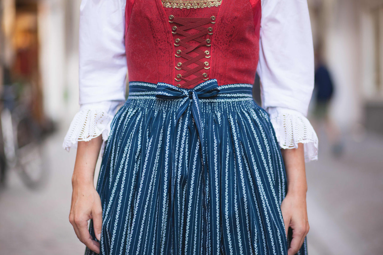 Detailansicht der Frauentracht von Meran
