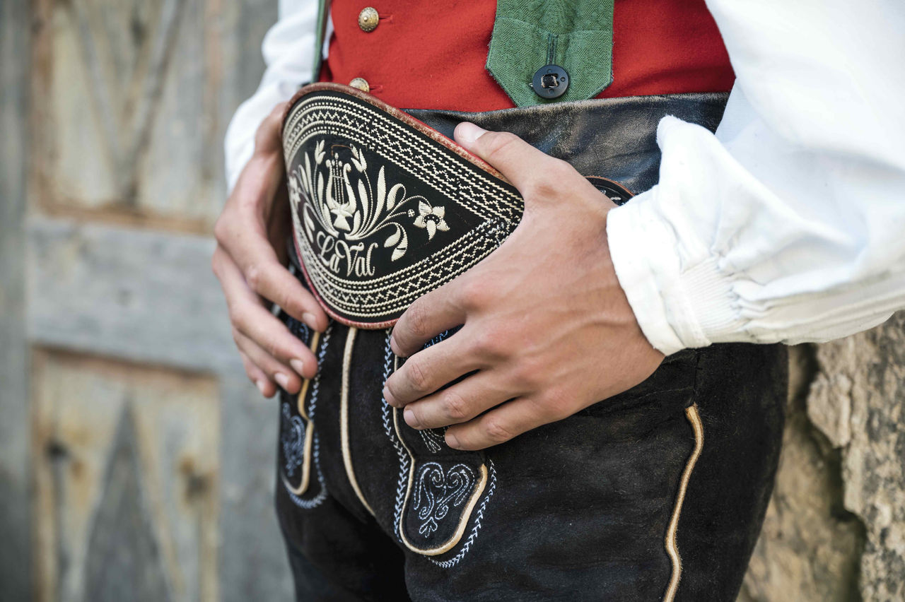 Typische Tracht mit Lederhose und Ledergürtel