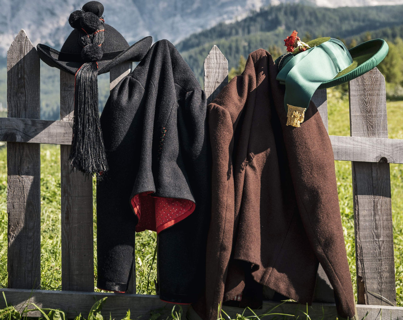 2 Trachtenhüte und die dazugehörigen Trachtenjacken