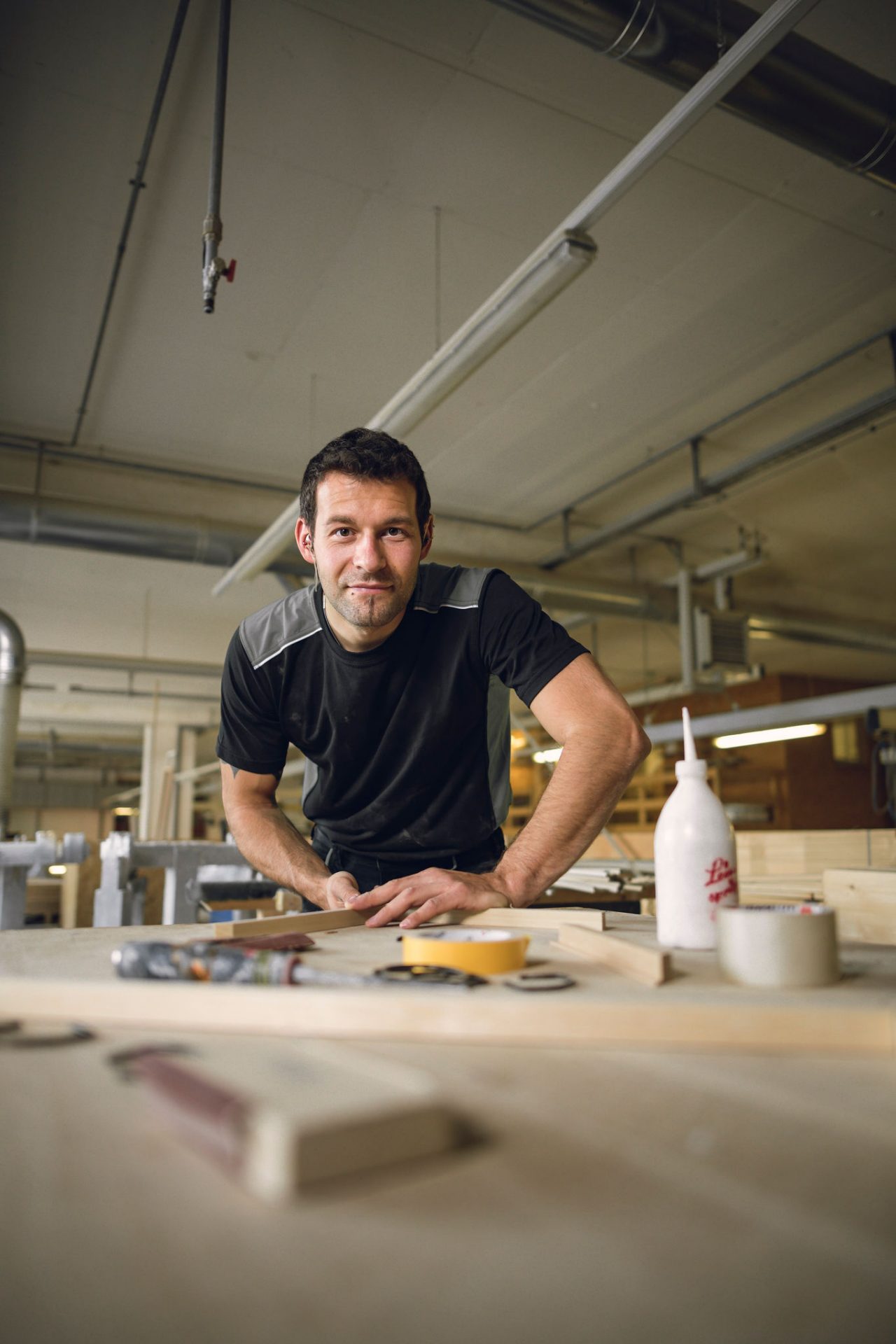 Handwerker arbeitet in einer Holzwerkstatt