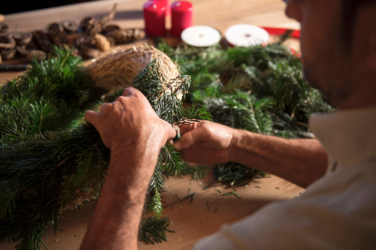 Person bindet Adventskranz