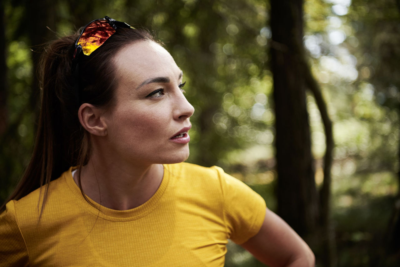 Die Biathletin Dorothea Wierer im Wald bei einer kurzen Verschnaufpause während ihres Lauftrainings.