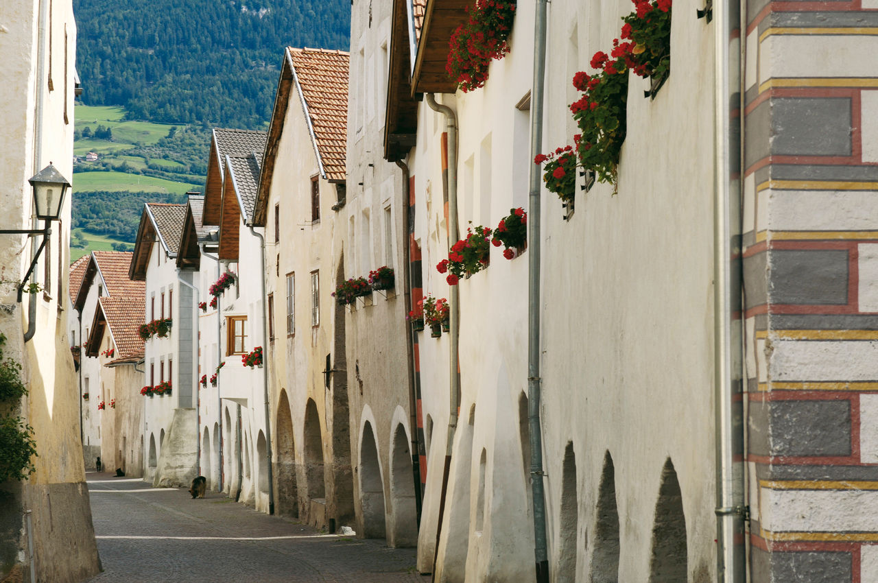 Historische Gasse mit Geranienbehangenen Fenstern in der kleinsten Stadf Südtirols