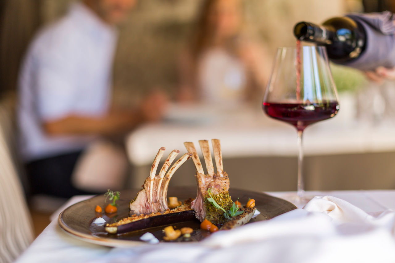 Südtiroler Speisen mit einem Glas Wein