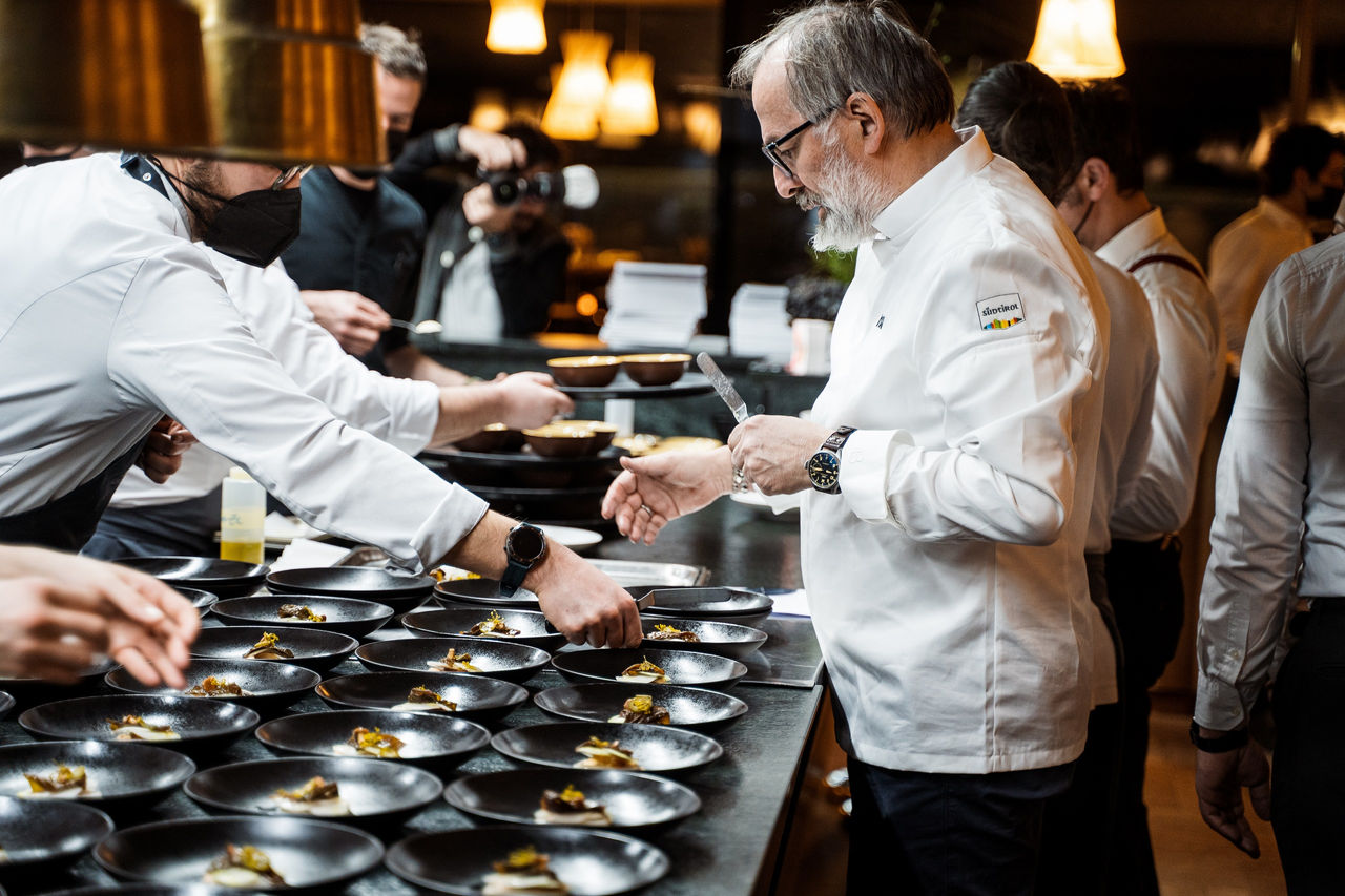 Lo chef stellato Norbert Niederkofler cucina con la sua brigata