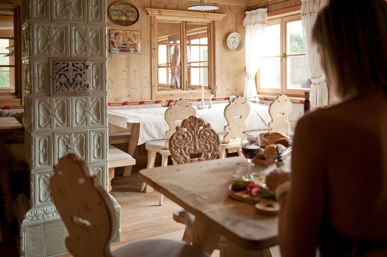 Una persona fa uno spuntino all'interno di una locanda