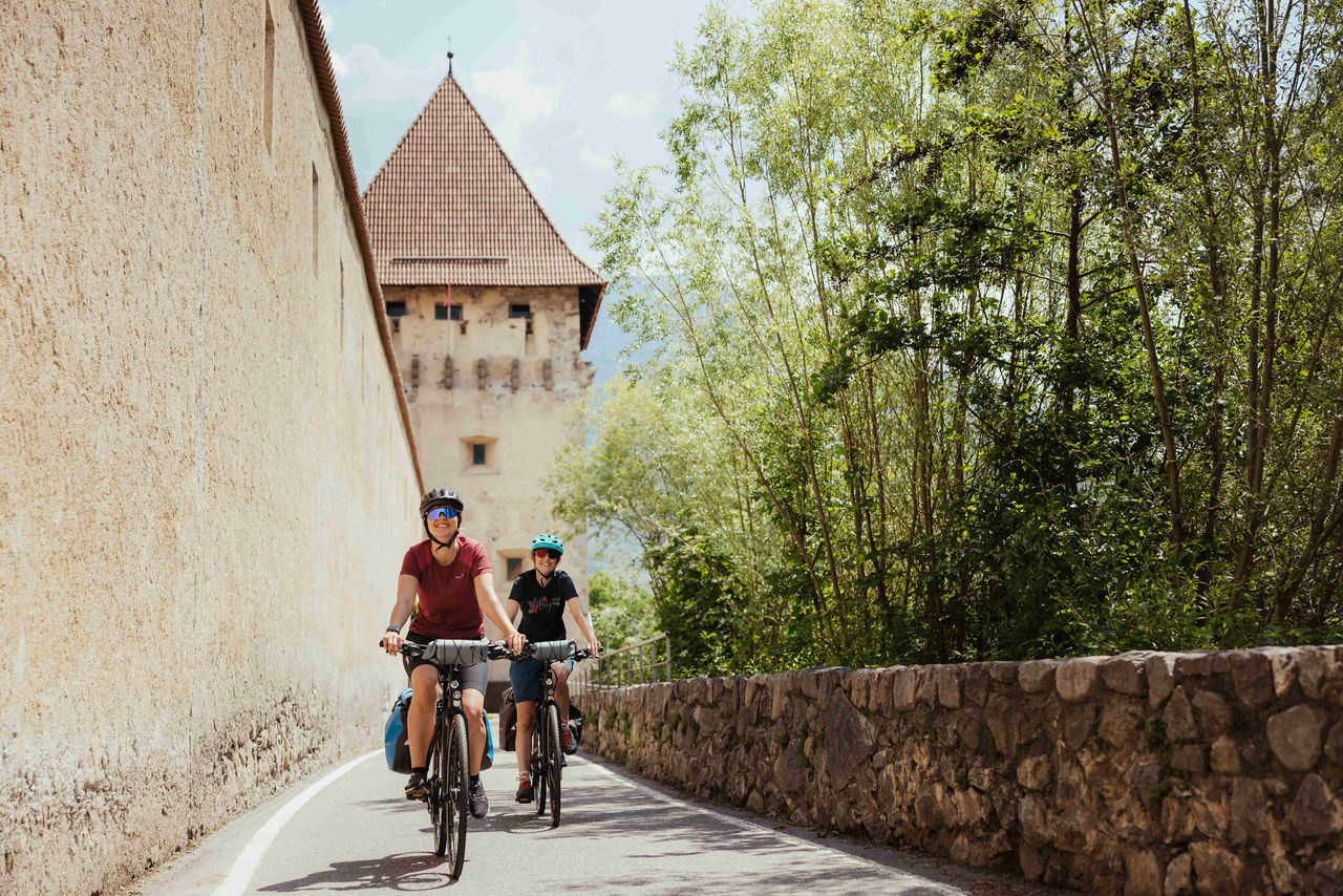 2 Radfahrer unterwegs auf dem Talradweg durch Glurns