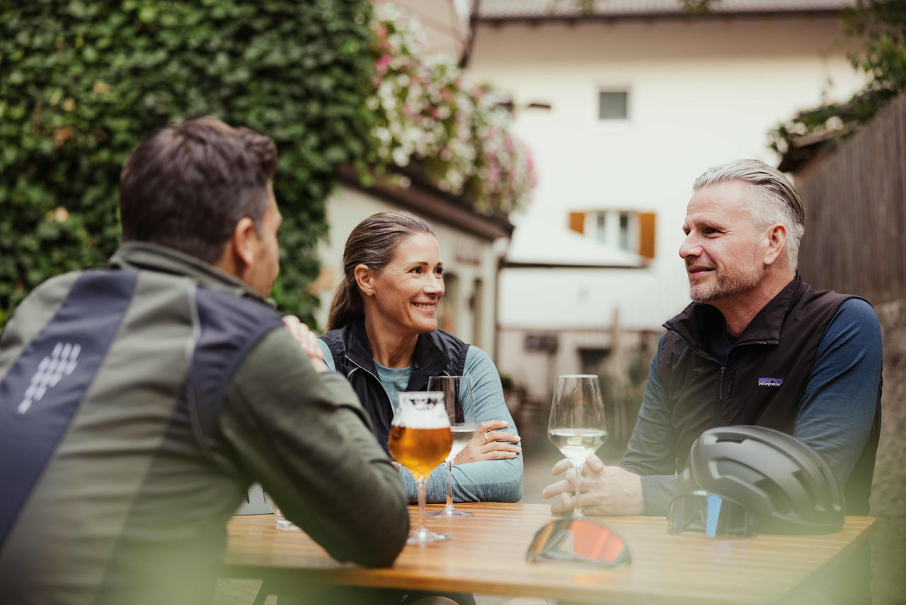 Eine Rast bei einer Radtour über die Talradwege in Südtirol