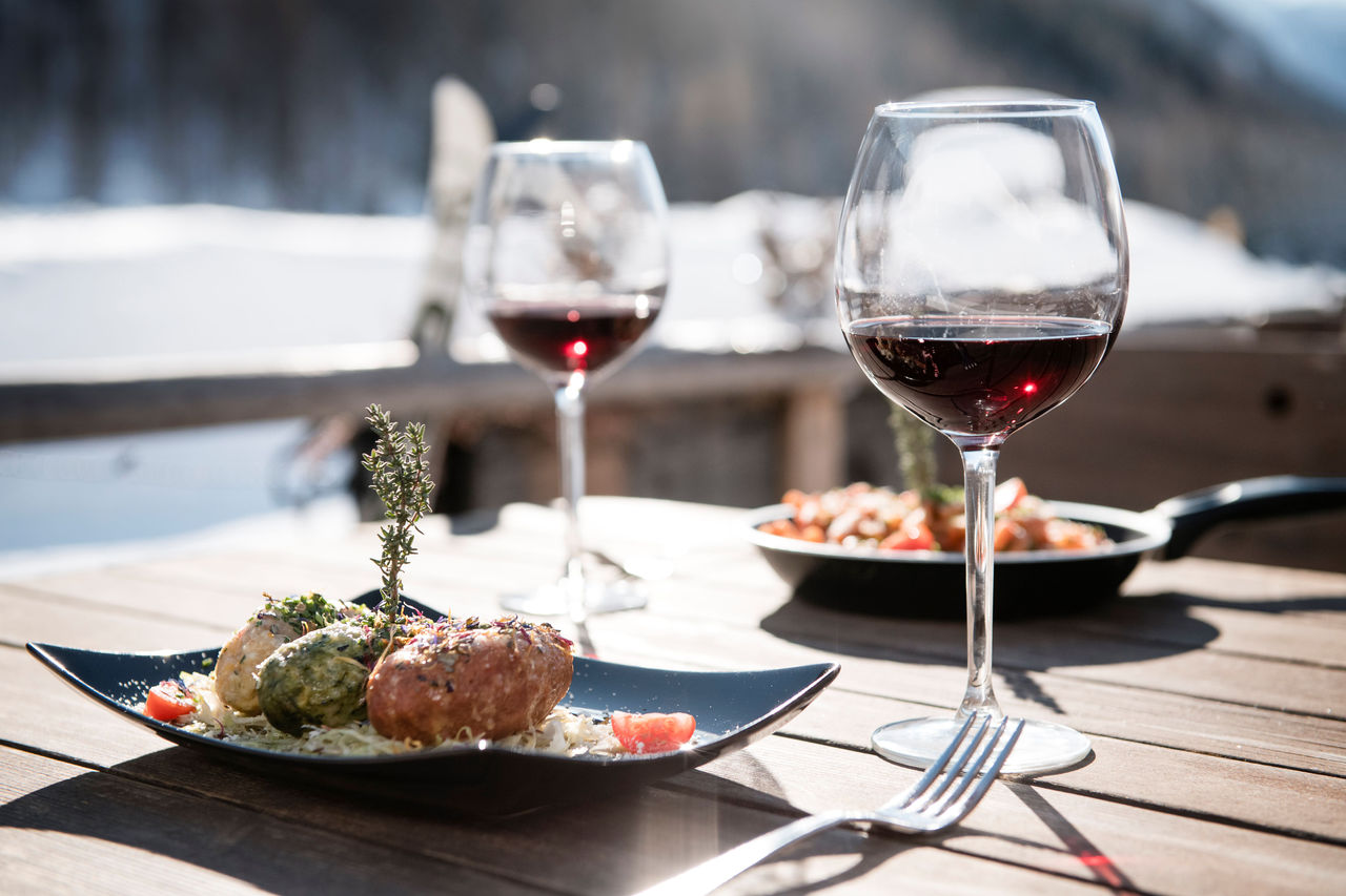 Knödeltris, Pasta und ein Glas Rotwein
