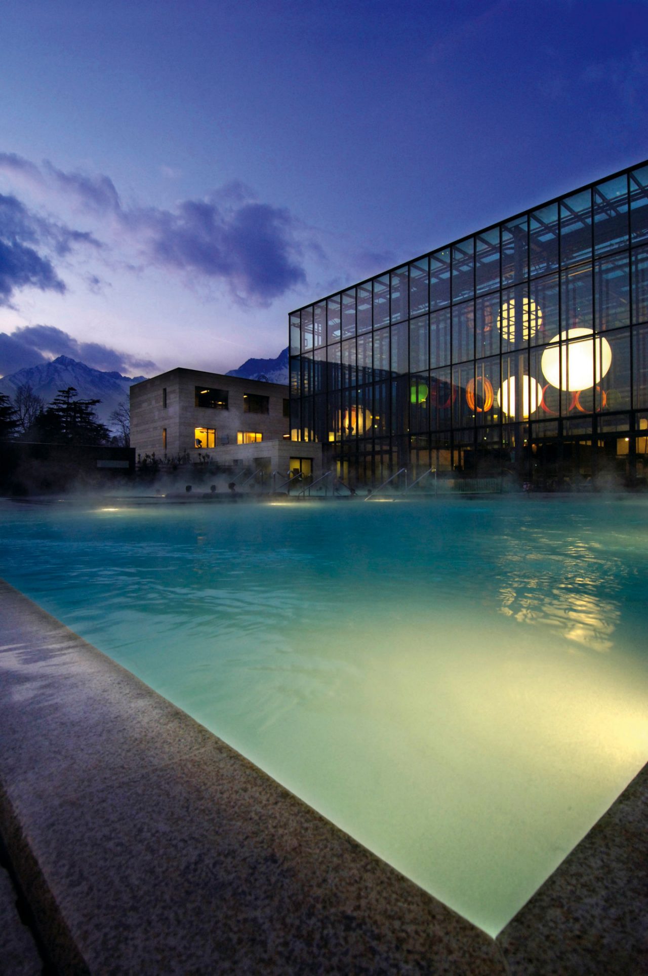 Eine Therme in Meran am Abend