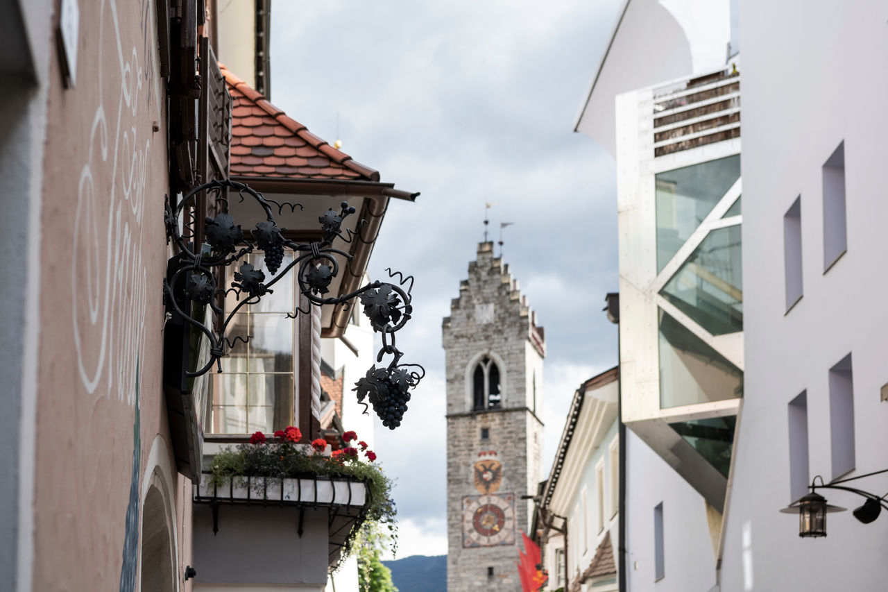 Historisches Wirtshausschild, Zwölfertrum und moderne Architektur mit Erker