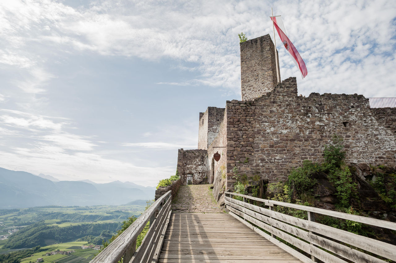 Eine Burg mit Blick ins Tal bei blauen Himmel