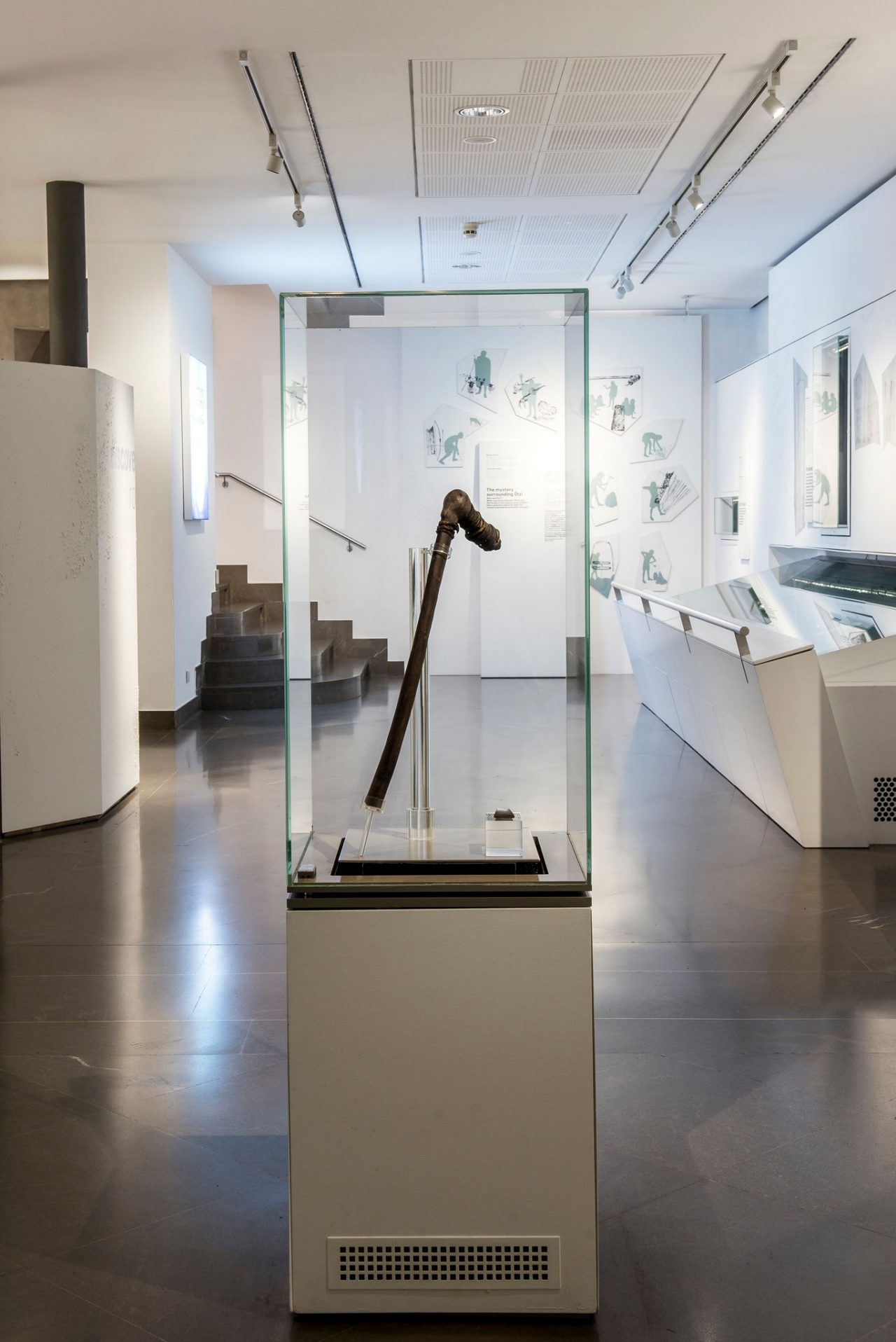 Ausgestelltes Fundstück eines Werkzeugs aus der Steinzeit im Rahmen der Dauererstellung rund um Ötzi im Südtiroler Archäologiemuseum