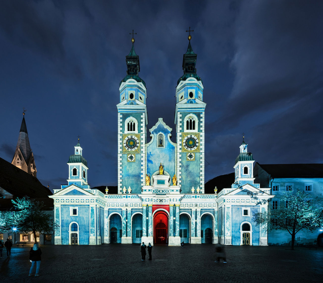 Die Fassaden der Hofburg schillern während der nächtlichen Lichtshow in faszinierenden Farben