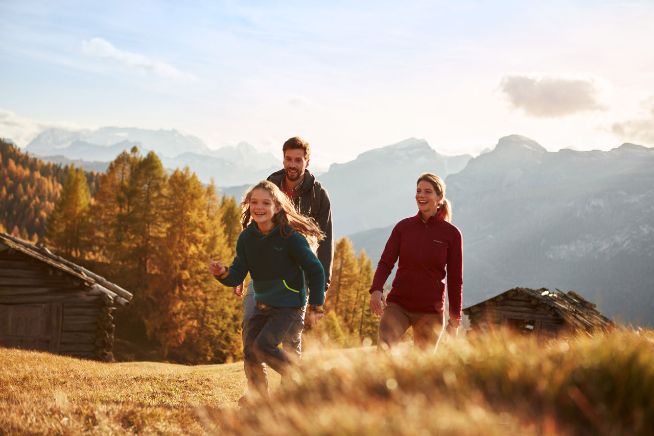 Eine Familie unternimmt eine Herbstwanderung