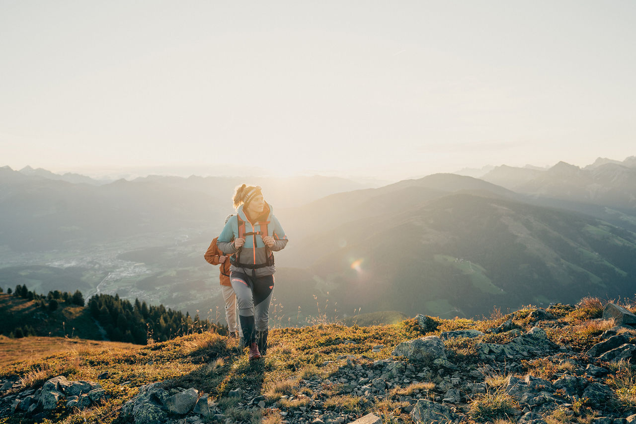 Zwei Personen wandern auf dem Weitwanderweg Dolorama