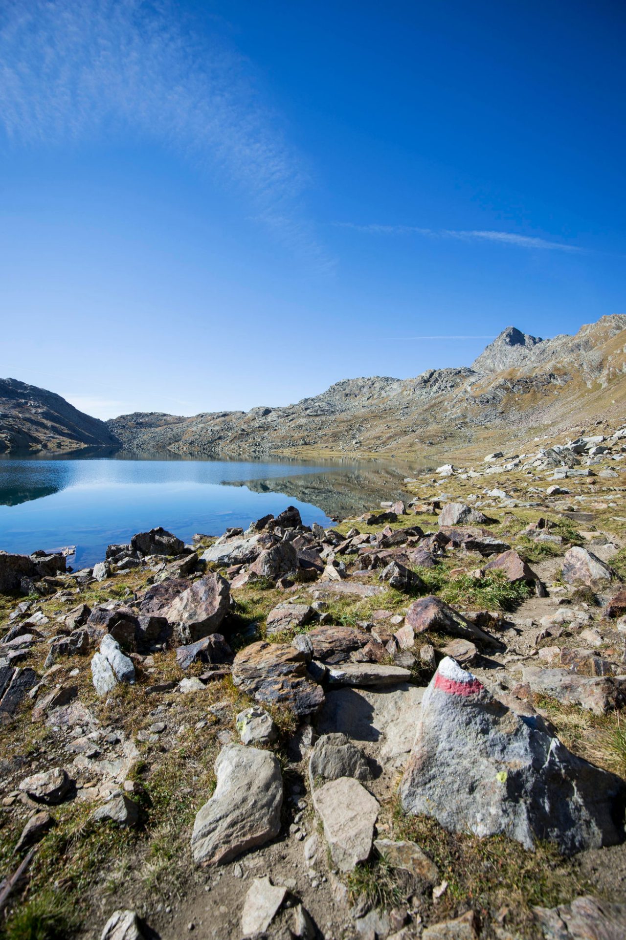 Blick auf den Langsee im Naturpark Texelgruppe bei Sonnenschein