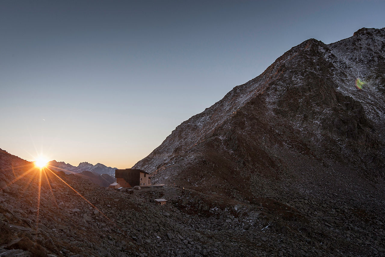 Edelrauthütte Naturpark Riesenferner-Ahrn bei Sonnenuntergang