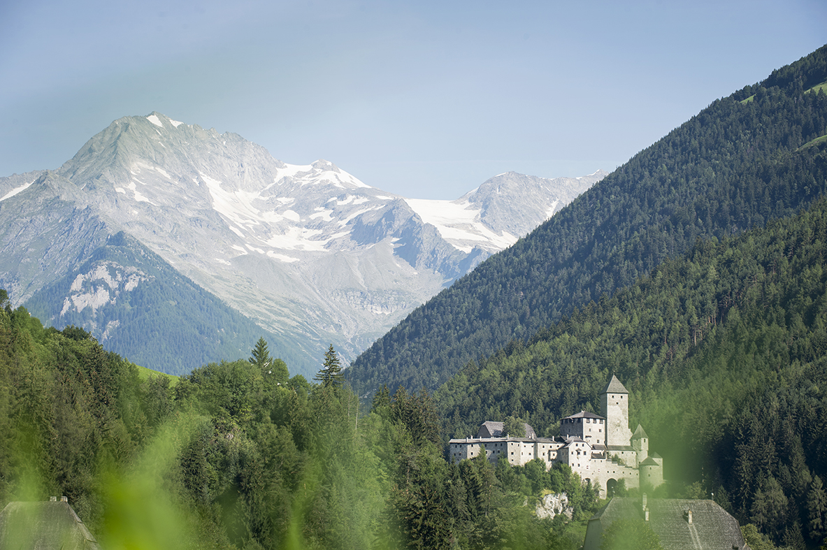 Burg Taufers im Tauferer Ahrntal bei blauen Himmel