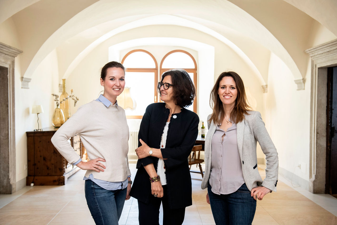 Drei Winzerinnen im Schloss ihres Weinguts: Karoline Walch, Elena Walch und Julia Walch (von links).