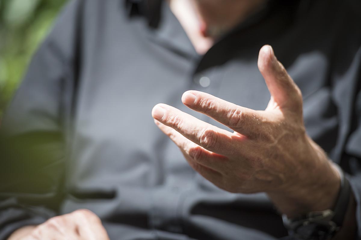 Die linke Hand des Alpinisten Reinhold Messner im Gespräch.