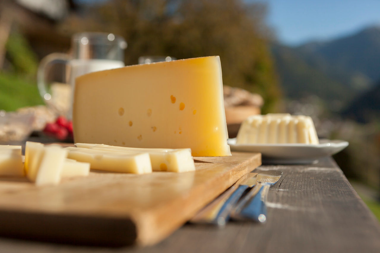Ein gedeckter Tisch mit Stilfser Käse an einem sonnigen Tag