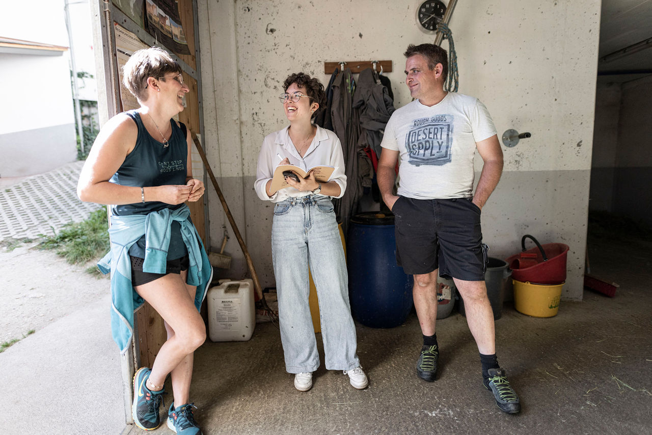 Die Familie Volgger steht zusammen in der Scheune des Köflerhofs