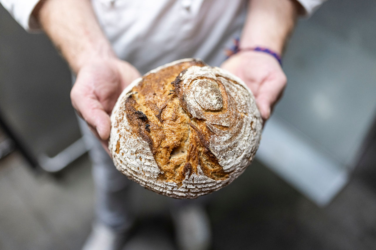 Eine Person hält Ultner Brot in den Händen