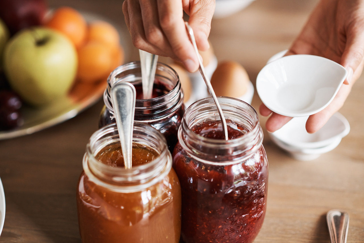 Drei Gläser Marmelade aus Qualitätsprodukten mit dem Qualitätszeichen Südtirol