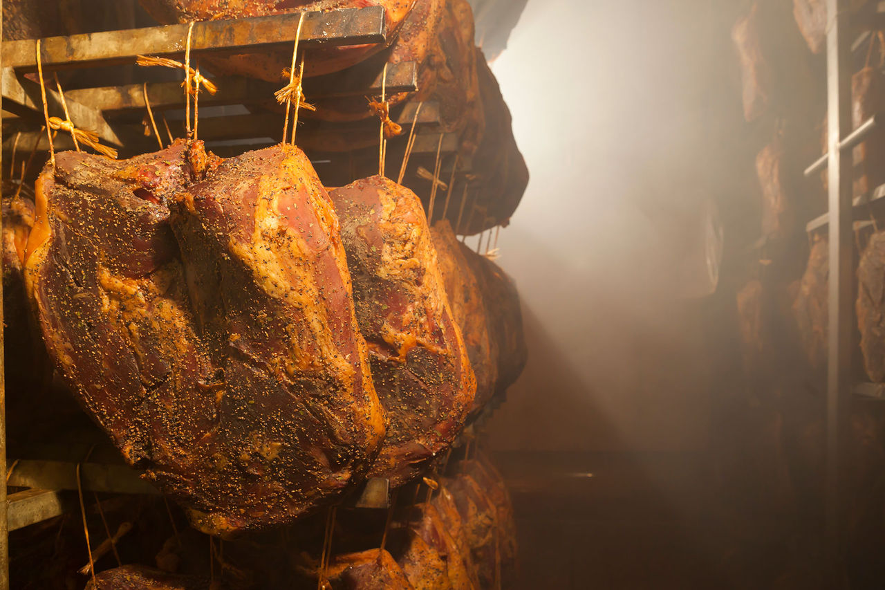 Südtiroler Speck in der Reife Kammer