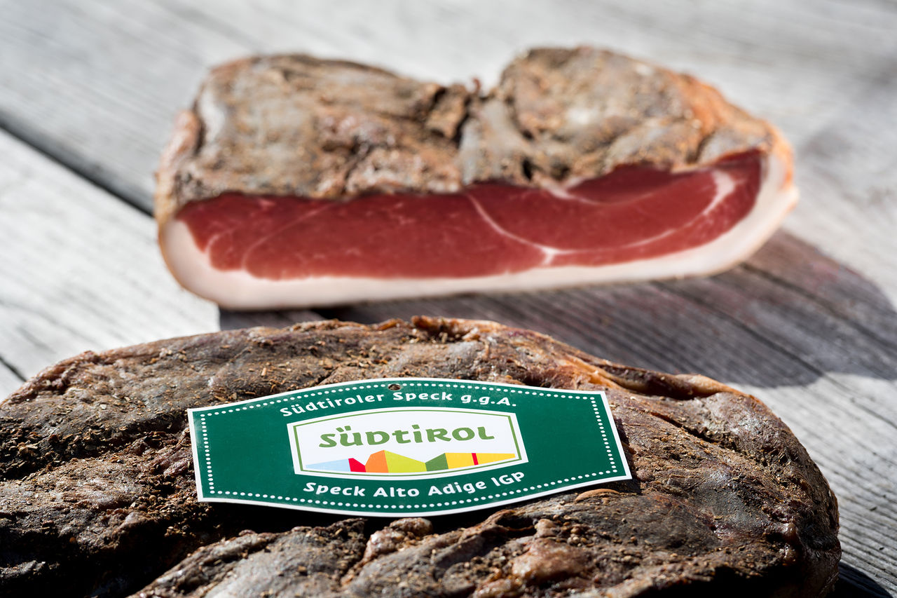 Südtiroler Speck mit dem Südtirol Logo