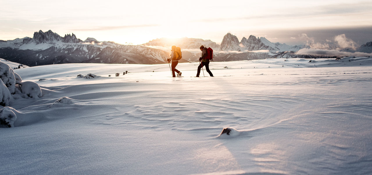 Zwei Schneeschuhwanderer auf der Villanderer Alm