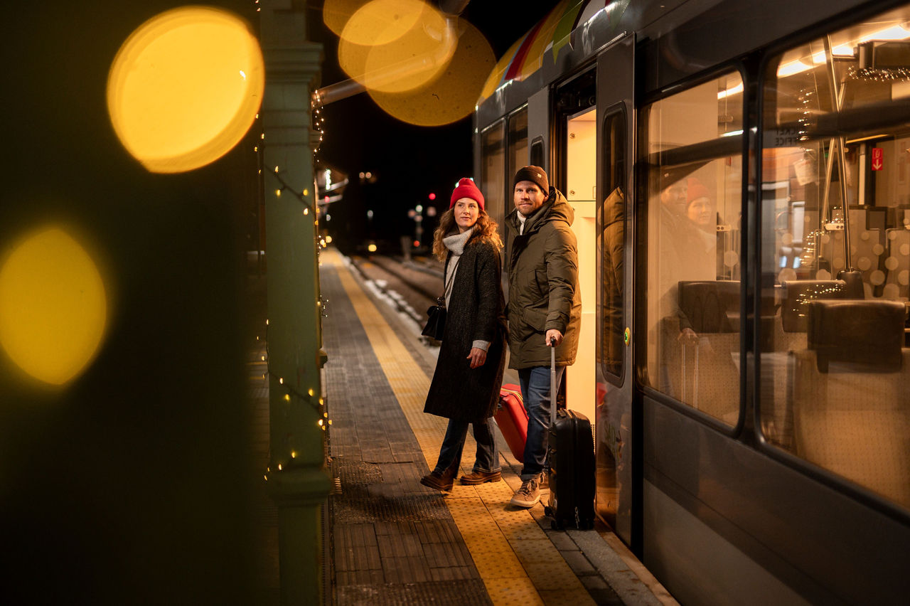 Paar reist mit Zug nach Südtirol im Winter