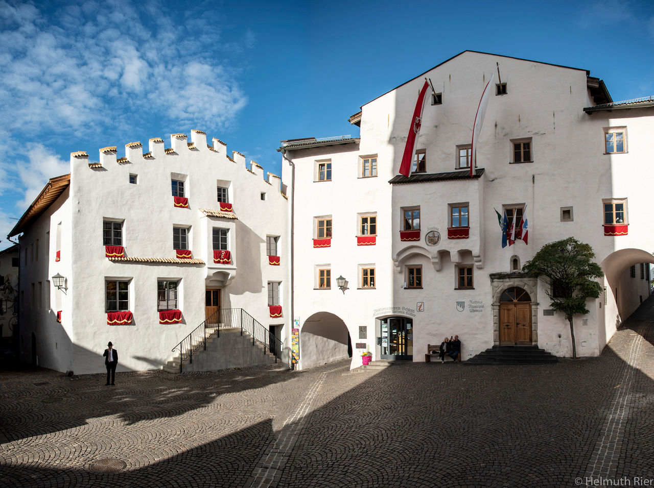 Der Dorfplatz von Kastelruth bei Sonnenschein