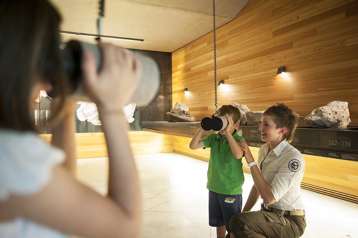 Zwei Kinder schauen sich die Austellungsstücke im Naturparkhaus Puez-Geisler an