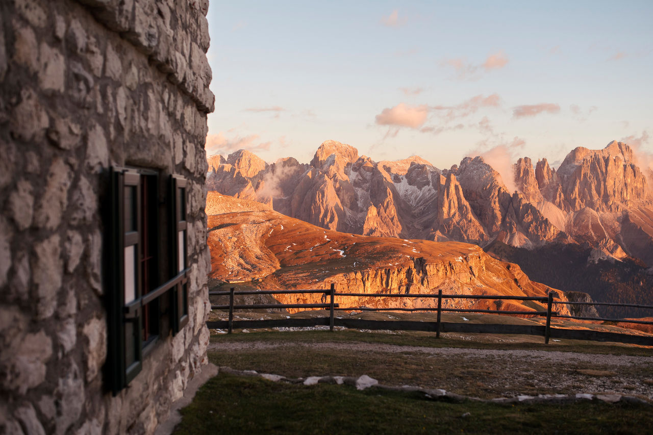 Alpenglühen mit Blick auf das Massiv Rosengartengruppe in den Dolomiten, vom Schlernhaus aus gesehen. Alpenglühen wird auf Ladinisch Enrosadira genannt.