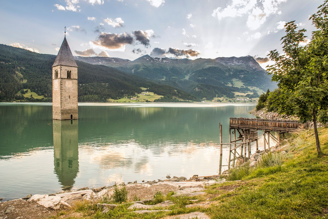 Der Reschensee mit dem versunkenen Kirchturm