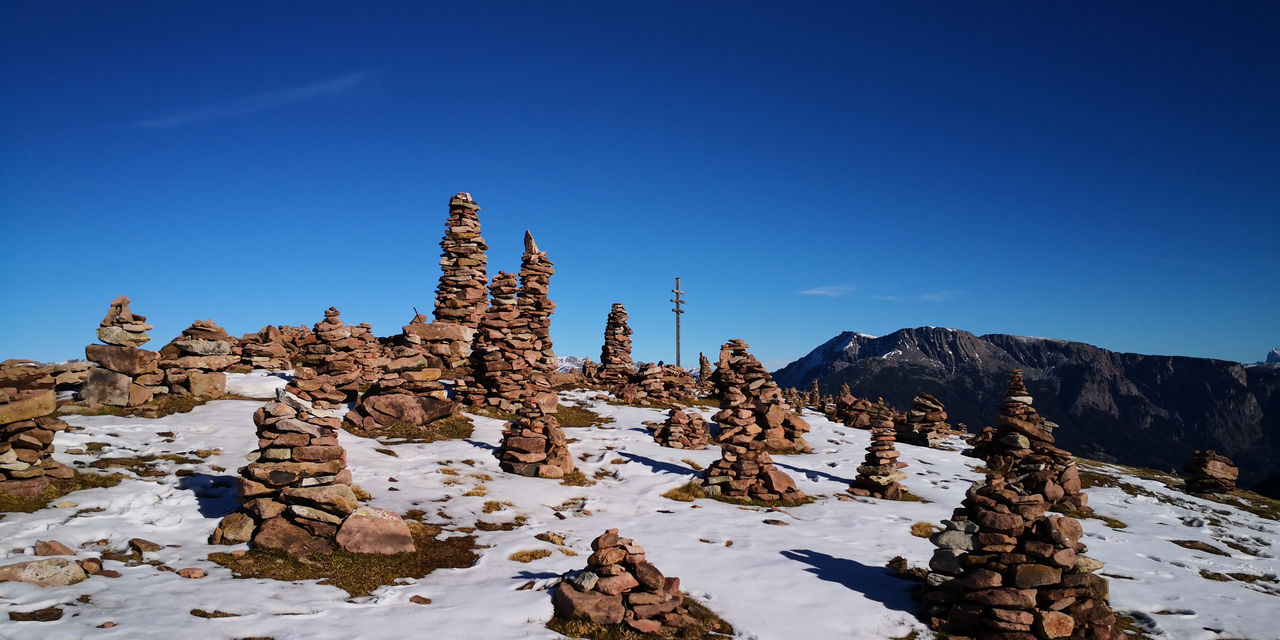 Stoanerne Mandeln im Winter bei blauen Himmel