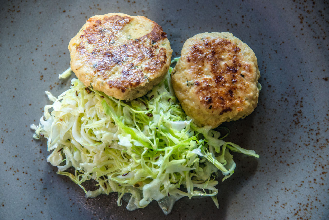 Pressknödel mit KRrautsalat auf einem Teller angerichtete