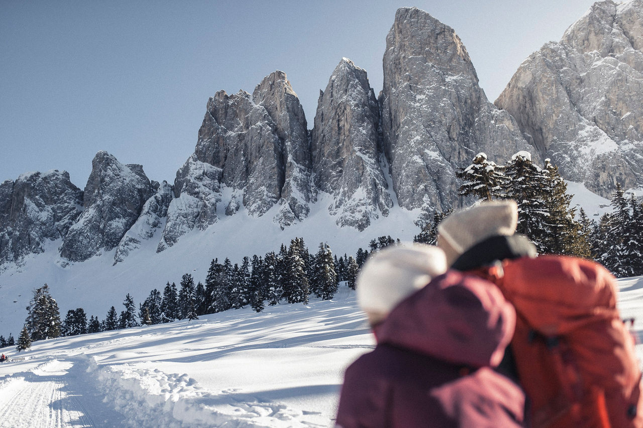 Zwei Winterwanderer unterhalb der Geislerspitzen.