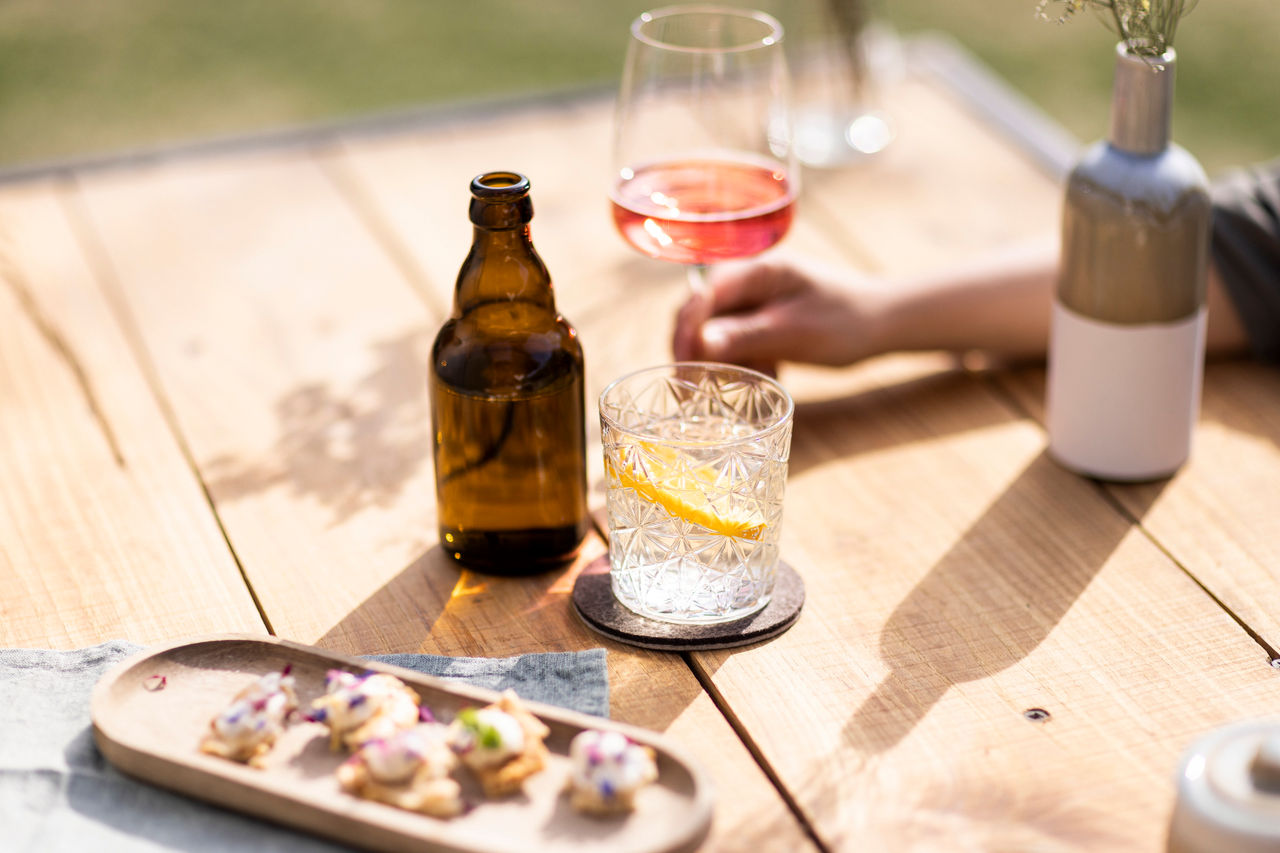 Ein Glas Südtiroler Cider mit einer Zitronenscheibe