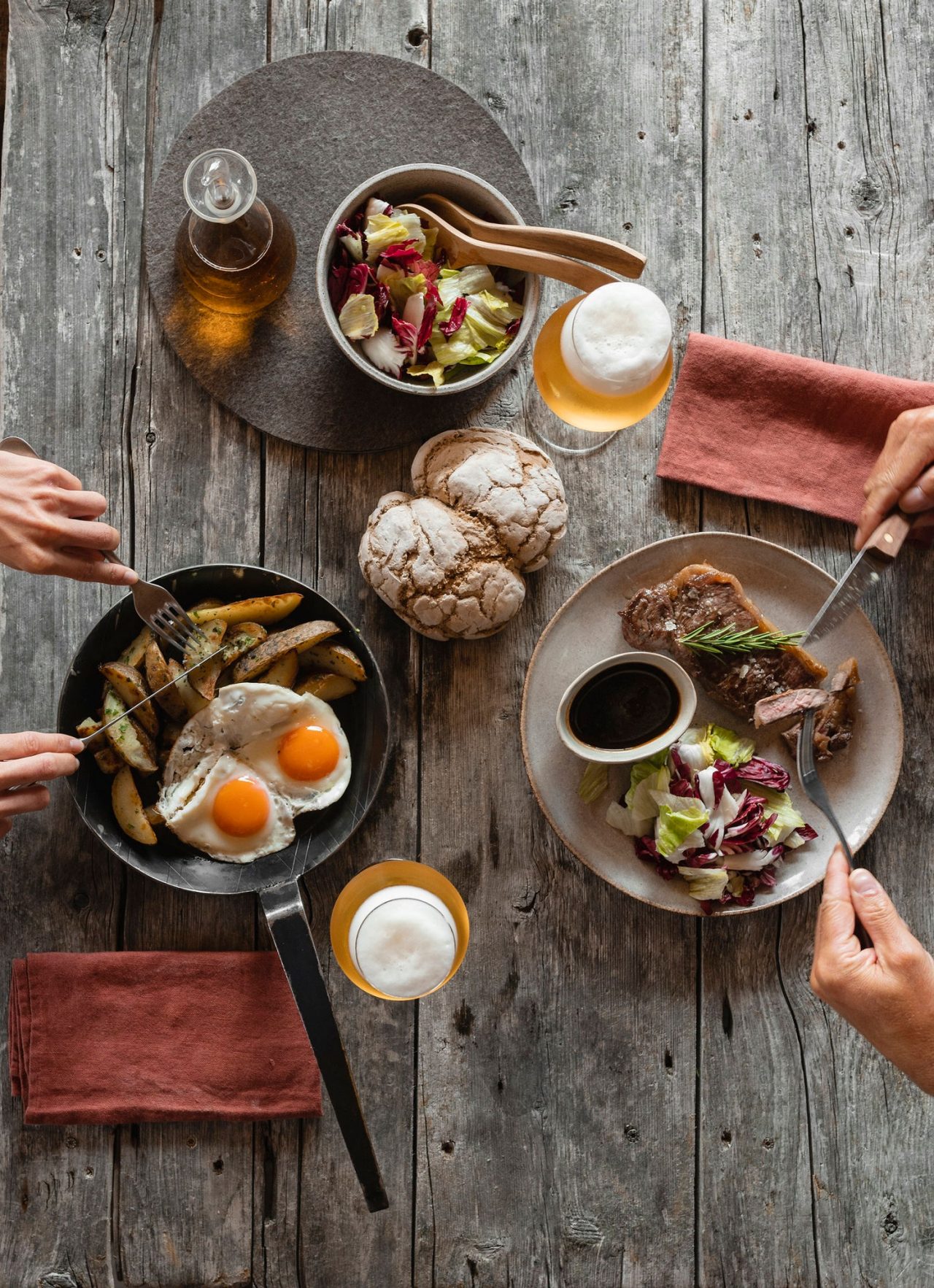 Bier, Eier, Kartoffeln, Fleisch, Brot, Essig, Kräuter, Essen